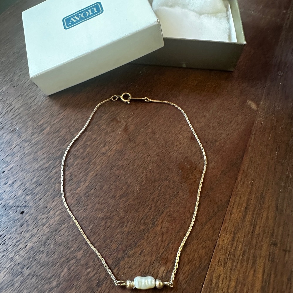 Avon Goldtone Necklace with Cream Pearl Accent